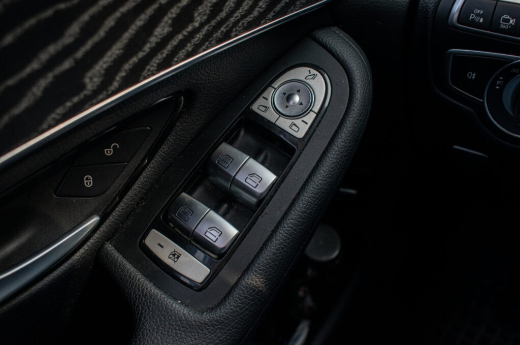 Mercedes-Benz GLC SUV 350 e 4MATIC A/T - 17