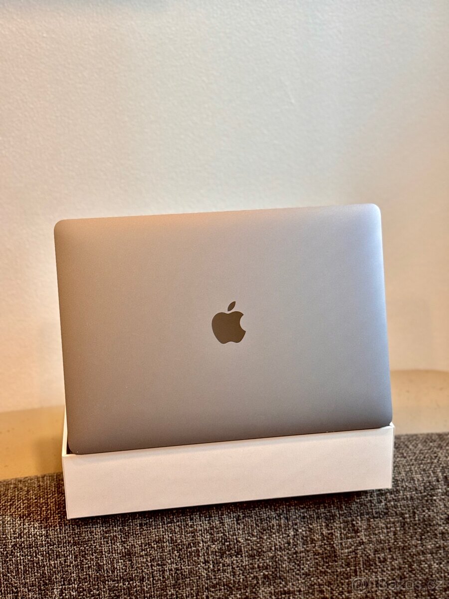MacBook Air 13 (2019) 8 GB / 128 GB – výborný stav - 17