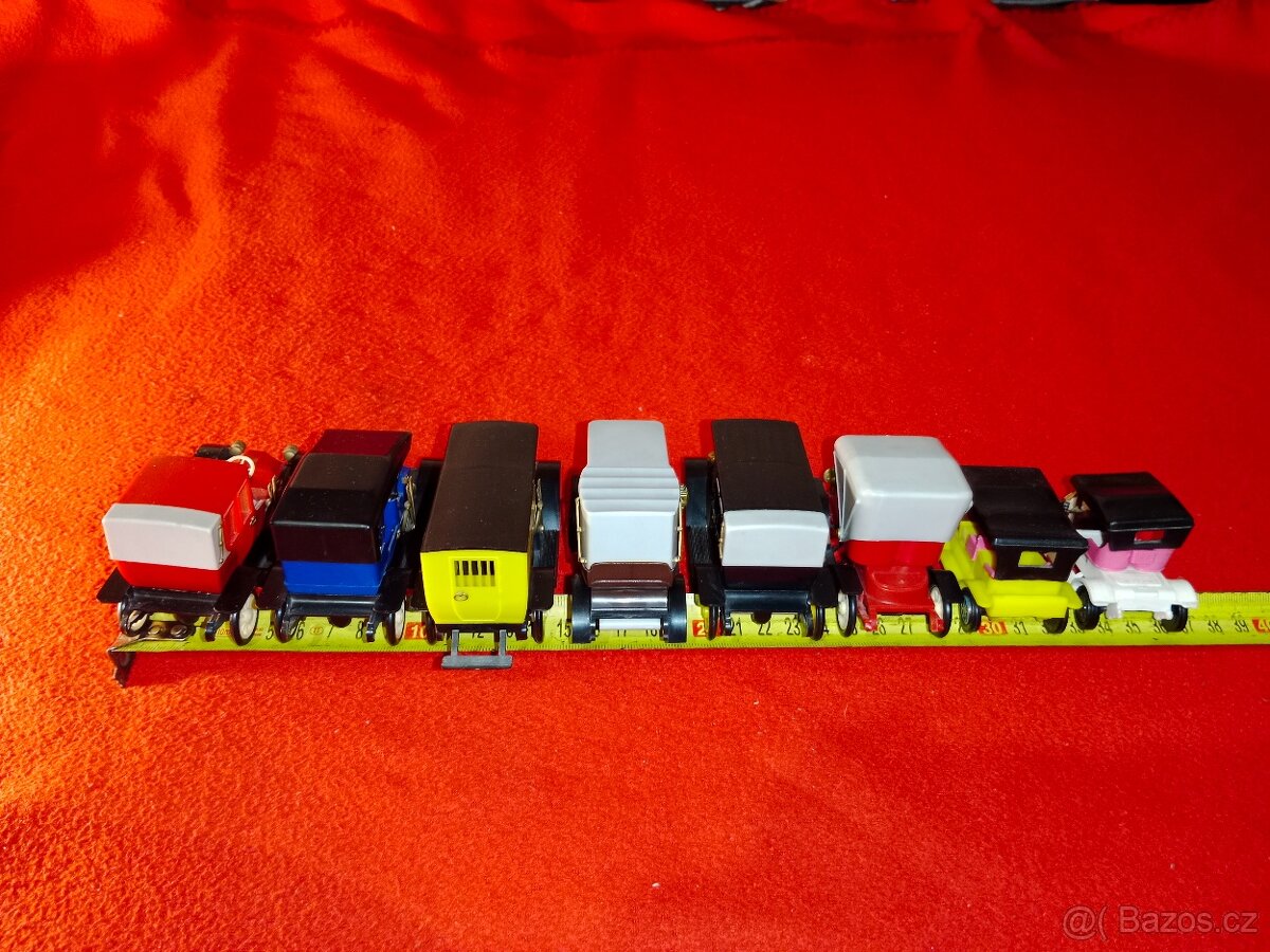 Autíčka veteráni zn. IGRA 11 ks, SMĚR 2 ks atd. 14 ks celkem - 17
