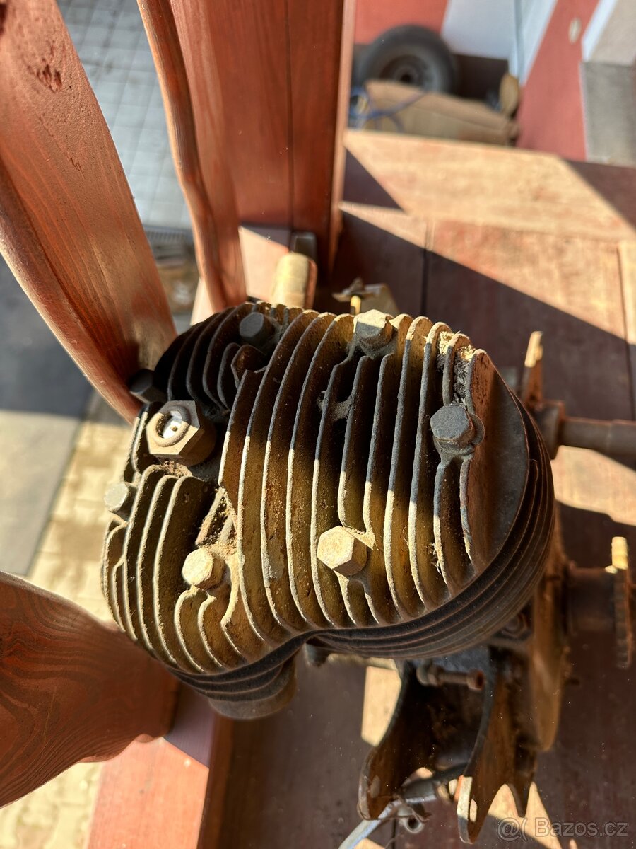 Ariel 550 SV - motor - 17