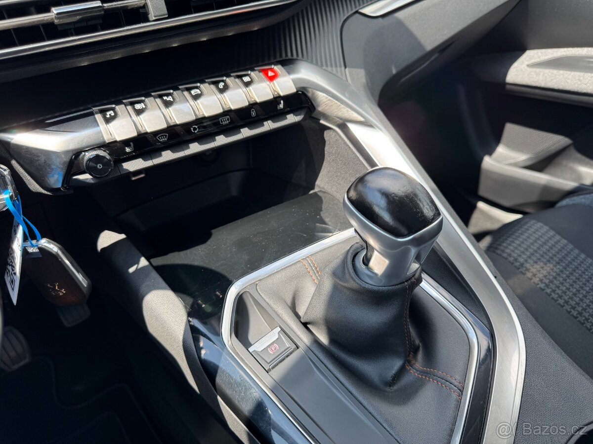 Peugeot 3008 1.2 PureTech 96kW NAVI Panorama Alu - 17