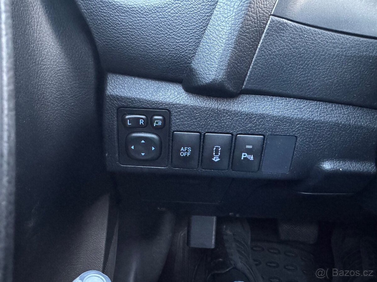 Toyota Auris hybrid - 17