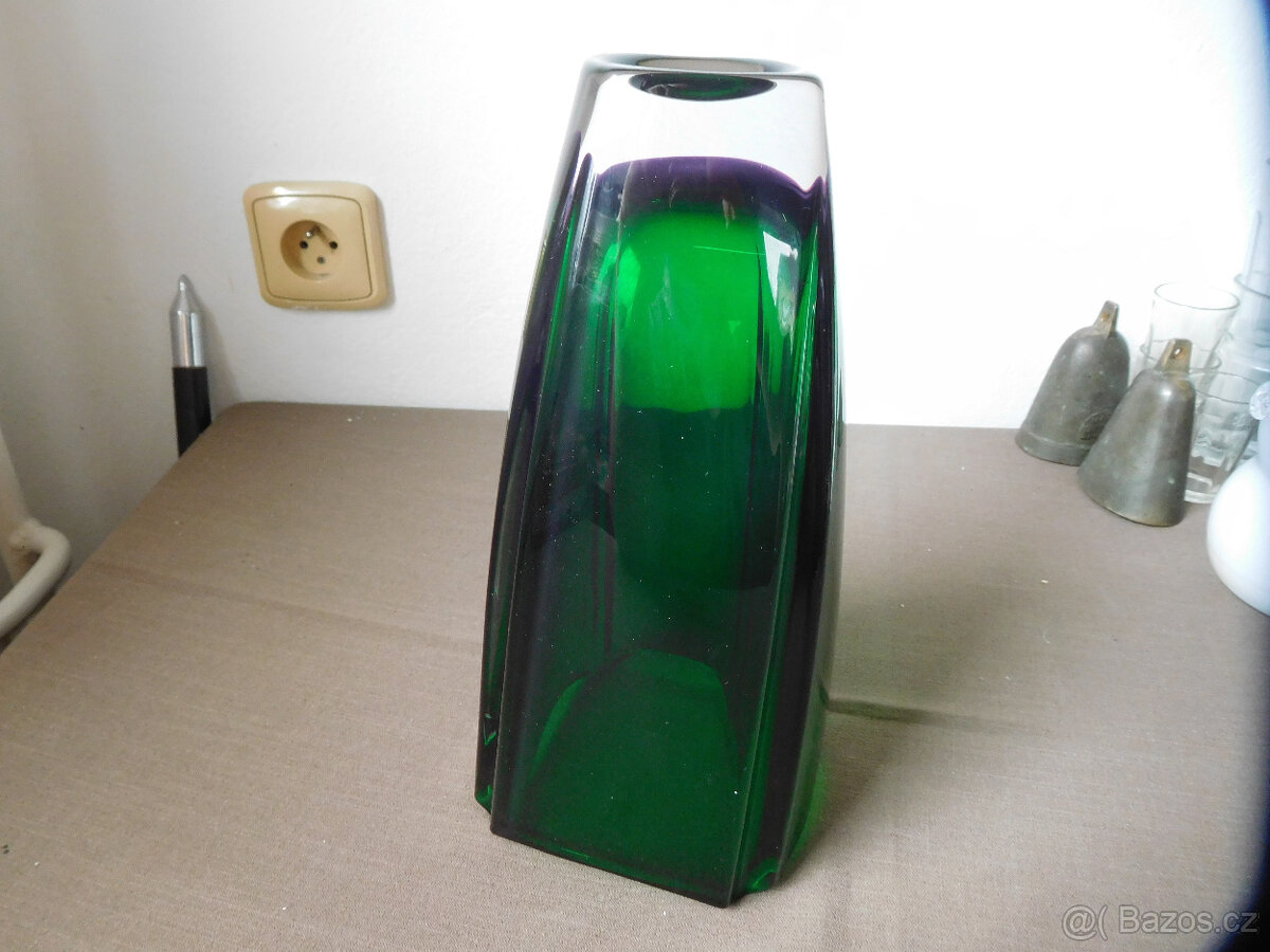 ZAJÍMAVÁ VÁZA - HUTNÍ SKLO - 17