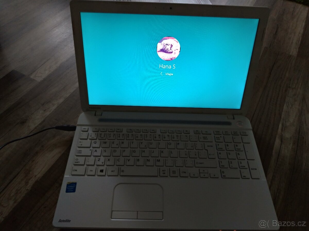 Bílý notebook Toshiba s Win - 17