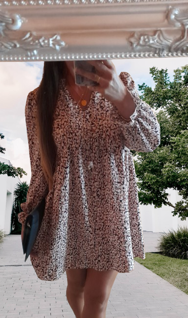 Vzorované krátké šaty s dlouhými rukávy - 17