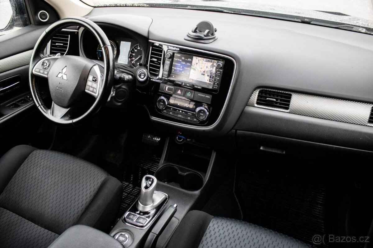 Mitsubishi Outlander 2.0 PHEV 4WD (2013) - 17