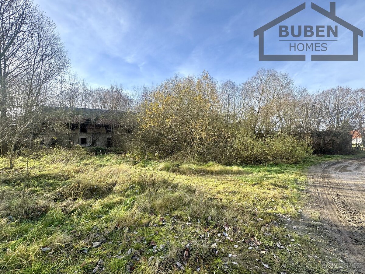 Stavební pozemek 10472 m² se zemědělskými budovami, Stráž - - 17