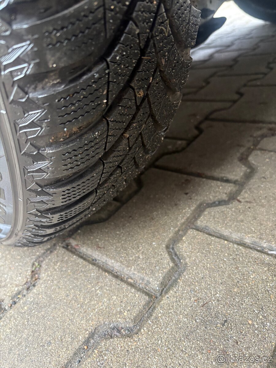 VW TOURAN 2.0TDI R.2023 134000KM 2x kola TOP STAV - [18.12. - 17