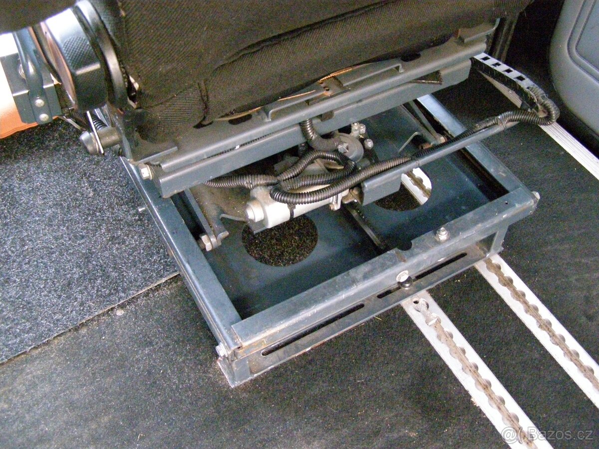 Transit MINIBUS uprava pro vozickare 1 majitel - 17