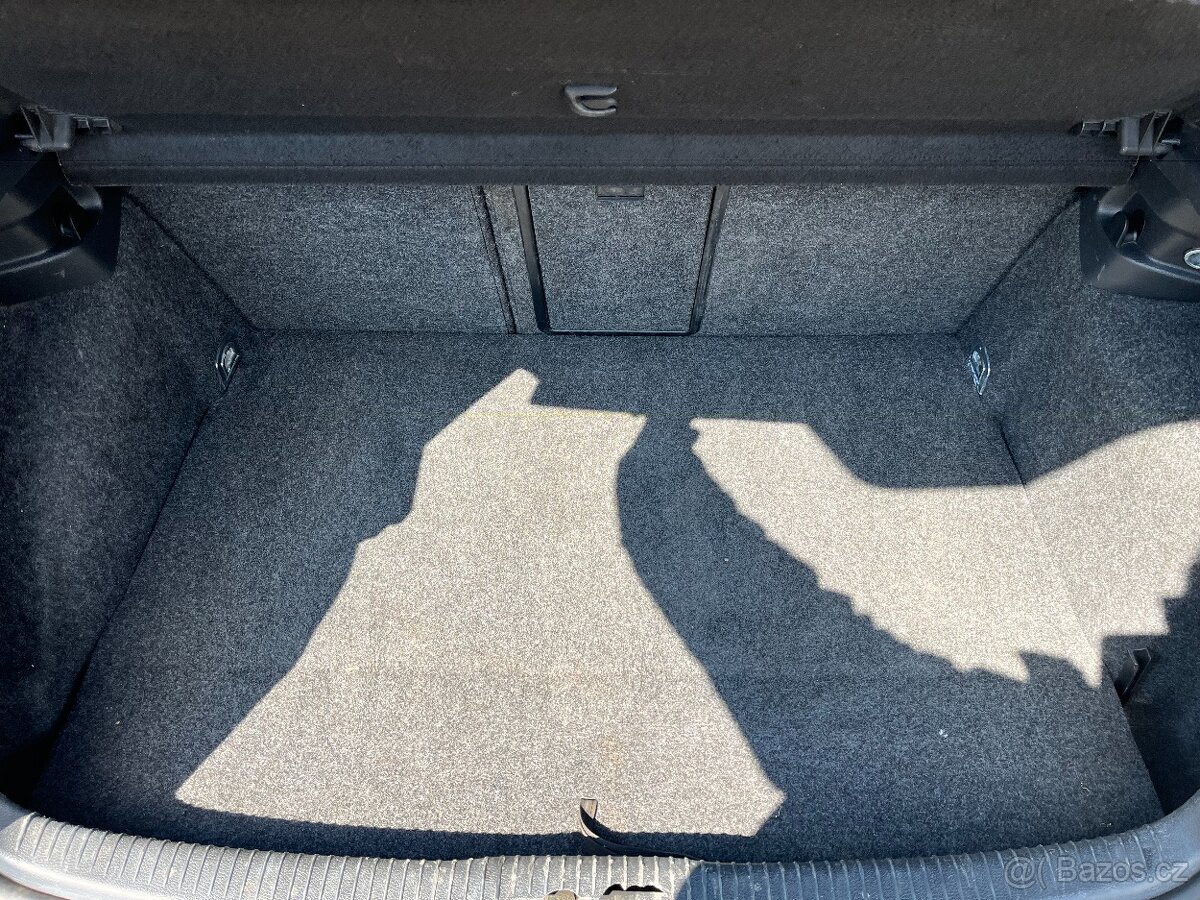 VW Golf 1.6 MPi Senzory, ALU, Výhřev Sedadel - 17