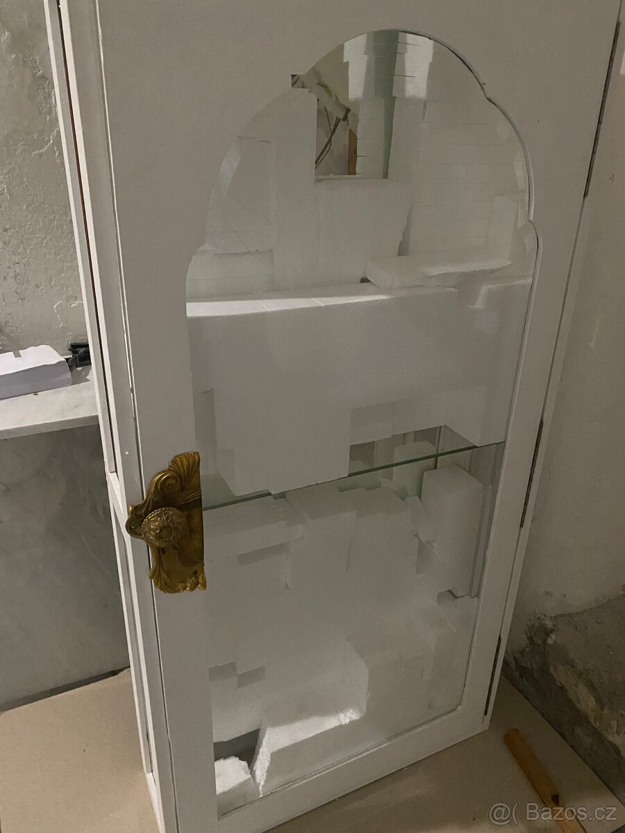 Umělecká závěsná vitrína s historickým fazetovým sklem - 17