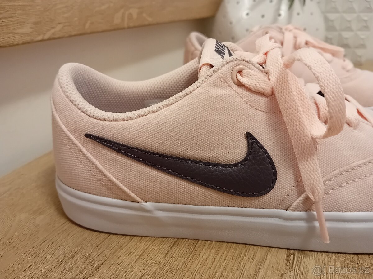 Nike dámské tenisky Solarsoft vel. 39 - 17