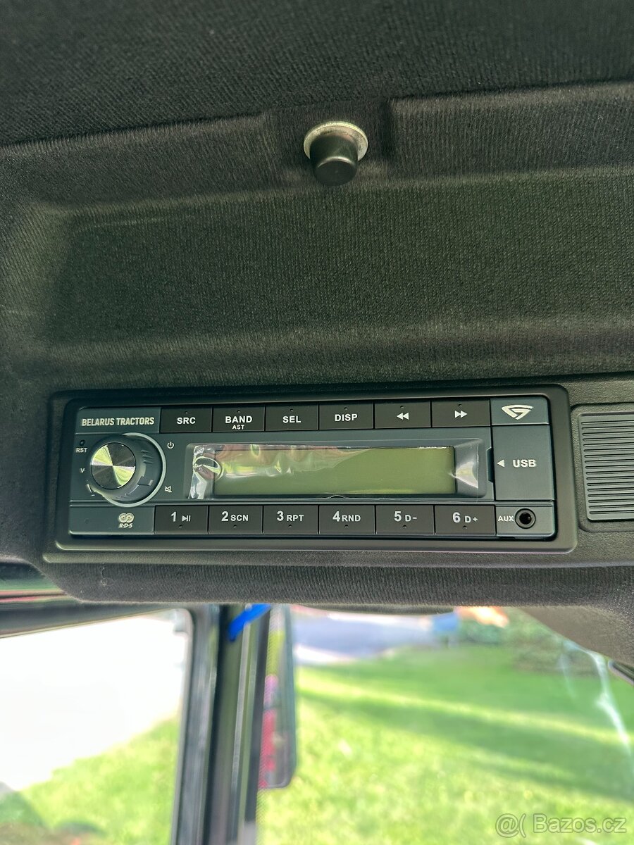 Traktor Belarus 820 s čelním nakladačem - 17