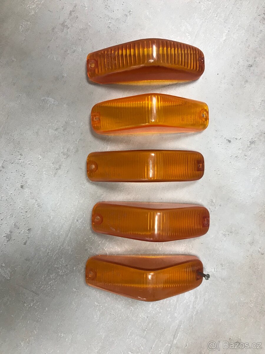 Světla, blinkry, skla, vnitřní zpětné zrcátko na Škodu 1000 - 17