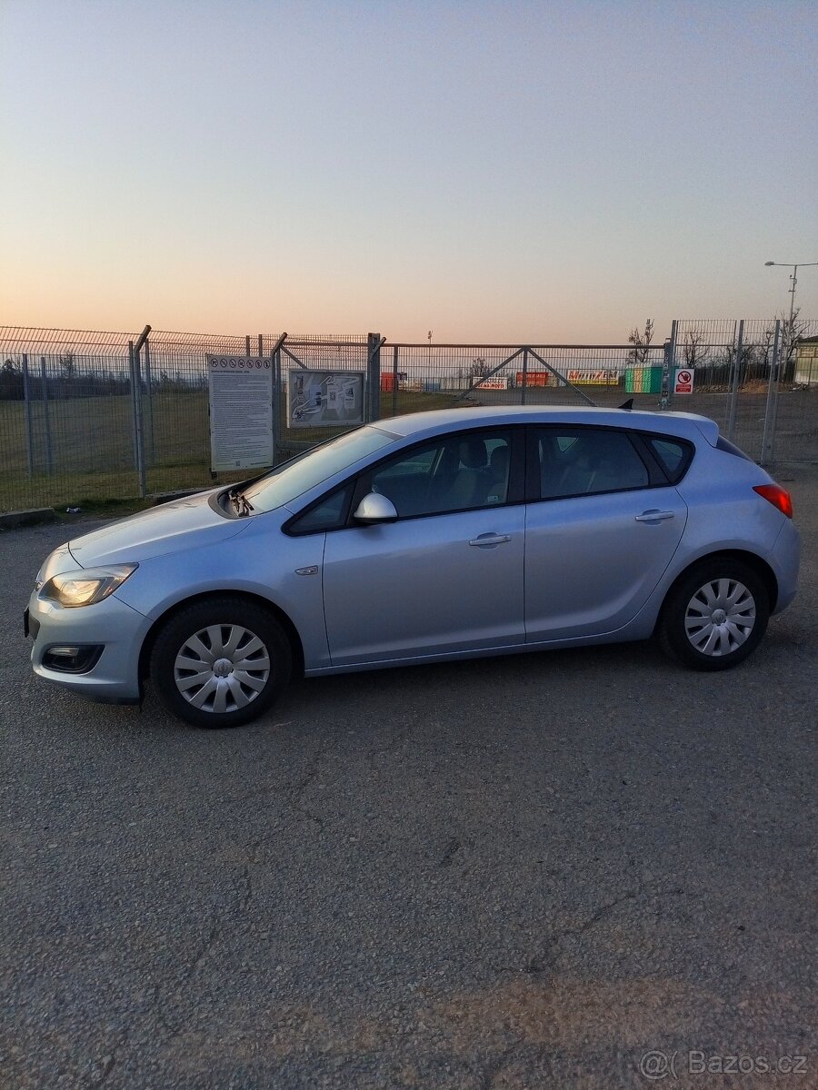 Opel Astra J 1.4i 74kW první majitel najeto pouze 53tis.km - 17