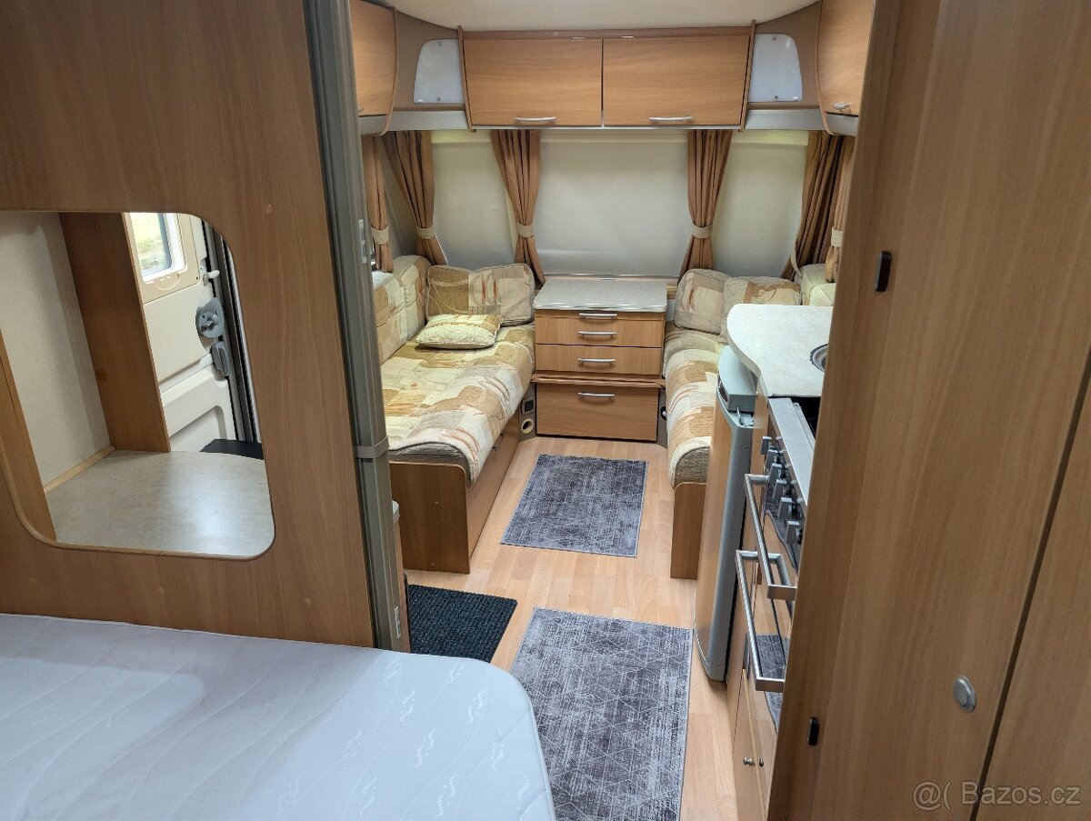 SWIFT CHARISMA 550, VELKÁ KOUPELNA A POSTEL - 17