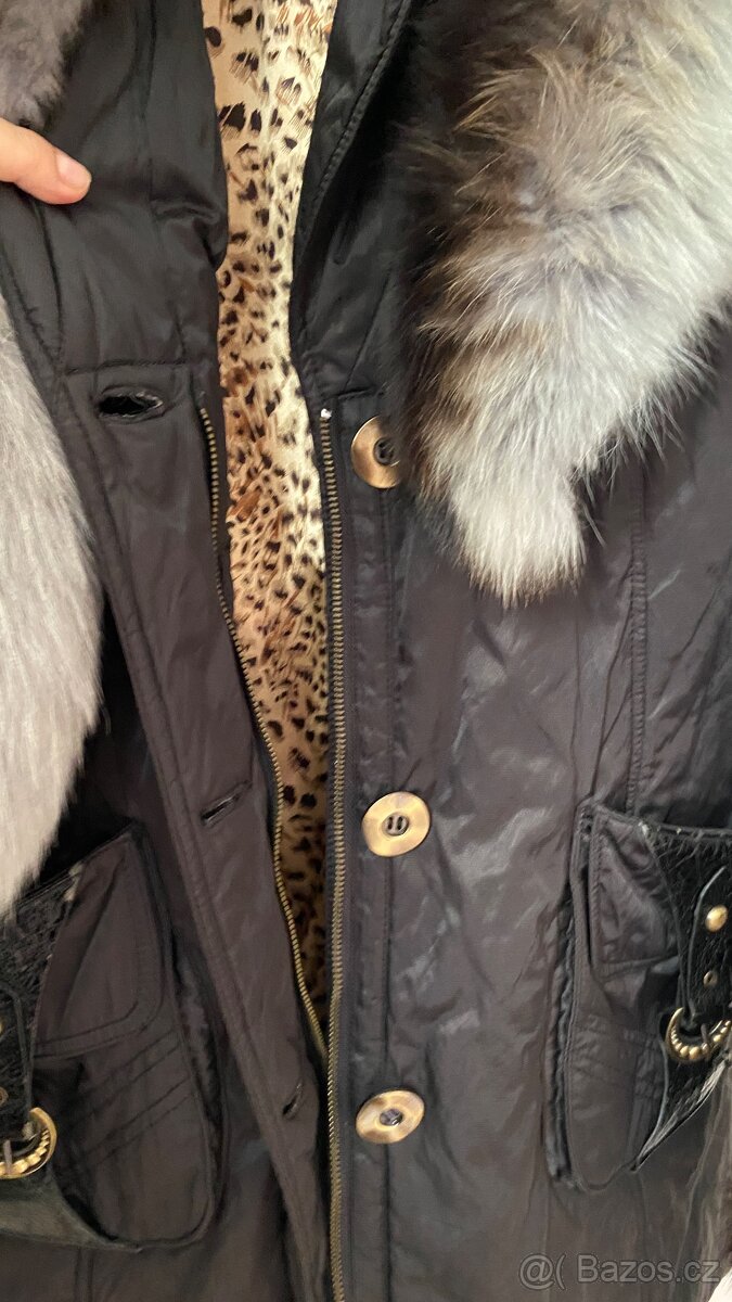 Zimní kabát s kožešinovým límcem - 17