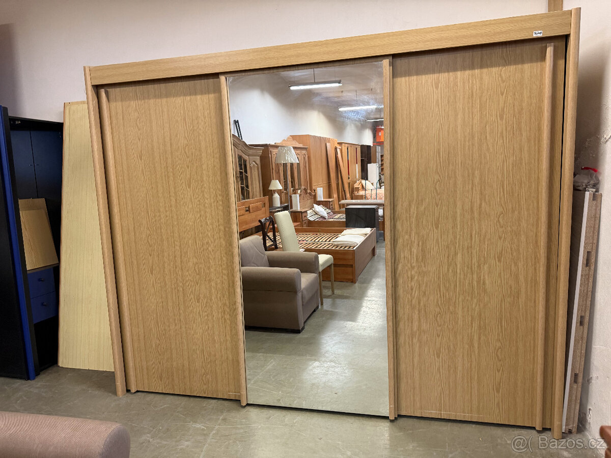 Třídveřová velká šatní skříň s posuvnými dveřmi - 17