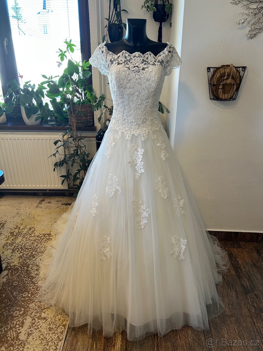 Svatební šaty, víc druhů - 17