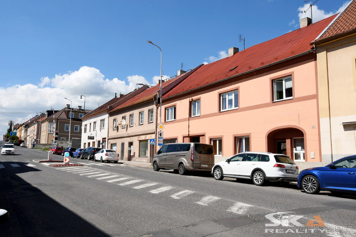 Prodej domu se dvěma byty a komerčními prostory, 412 m2 - 17