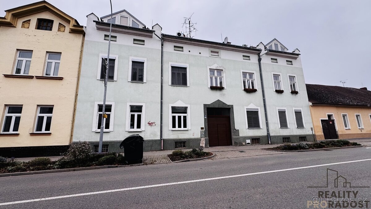 Pronájem prostorného podkrovního bytu 3+1 v Hodoníně – ulice - 17