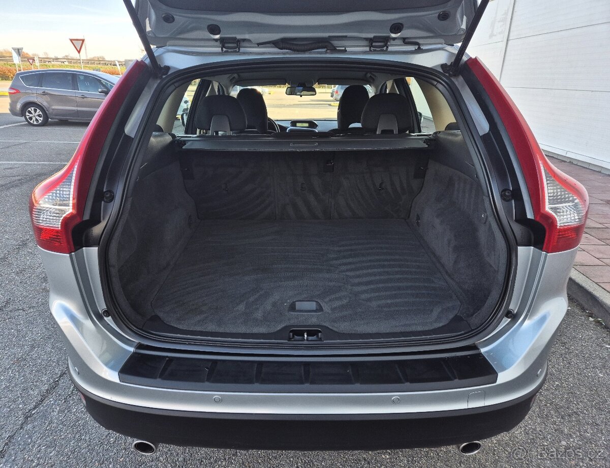 VOLVO XC60 2.4D 5 VÁLEC 4x4 MANUAL 1 MAJITELKA PARK SENZORY - 17