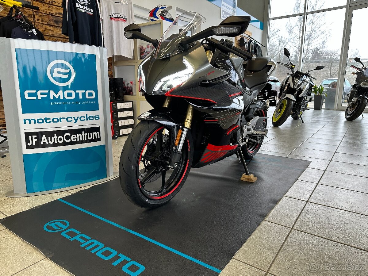 CFMOTO 450SR 25 bílá/černá - obě skladem AKCE helma - 17