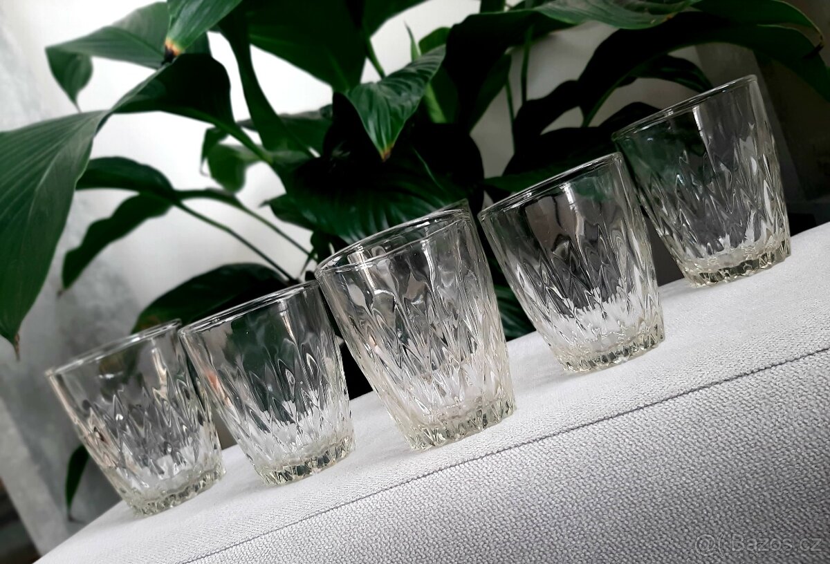 Skleněné poháry, misky, sklenice na kávu a jiné.. - 17