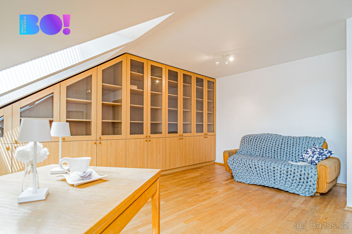 Prodej řadového rodinného domu 5+kk se zahradou a dvougaráží - 17