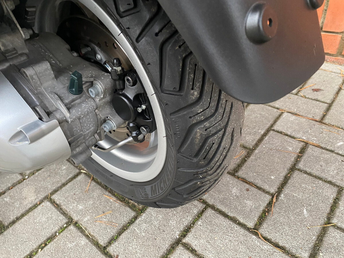 Vespa GTS 300 Hpe (2021) - 17