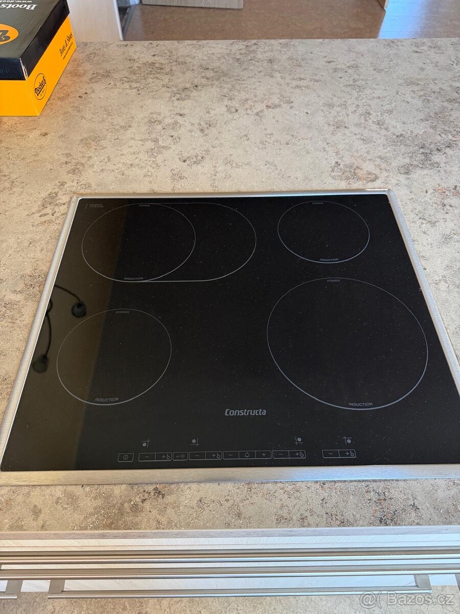 Moderní vestavěná masivní kuchyně včetně spotřebičů - 17