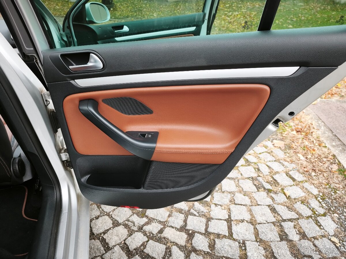 Volkswagen Golf VI combi 2.0 (103 kw) Kůže Highline Panorama - 17