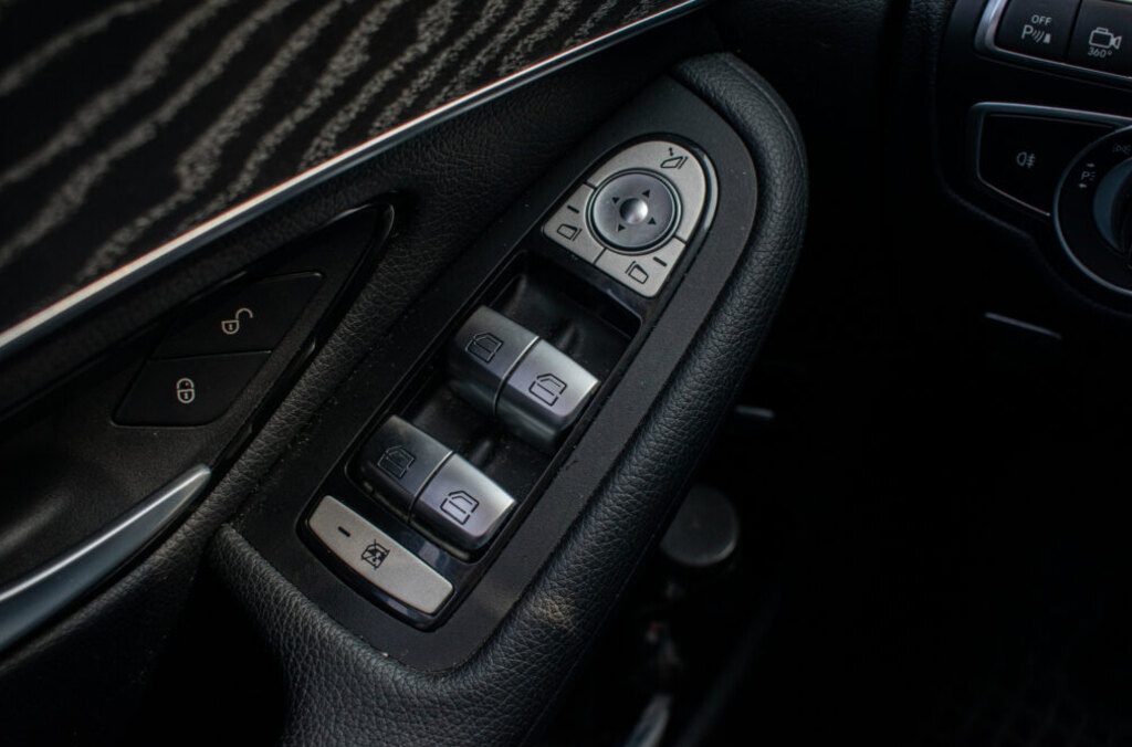 Mercedes-Benz GLC SUV 350 e 4MATIC A/T - 17