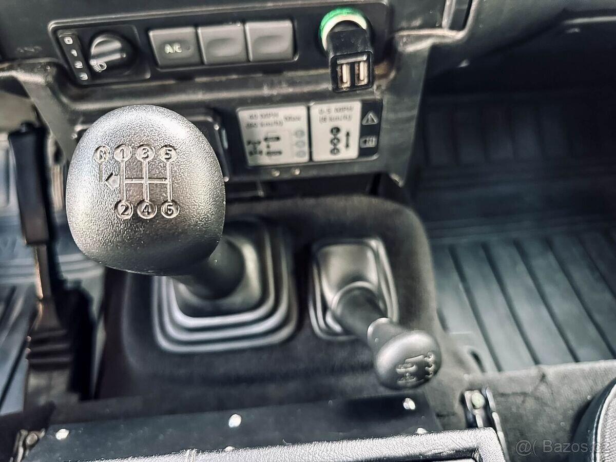 Land Rover Defender 110 2.4 SW SE - 17