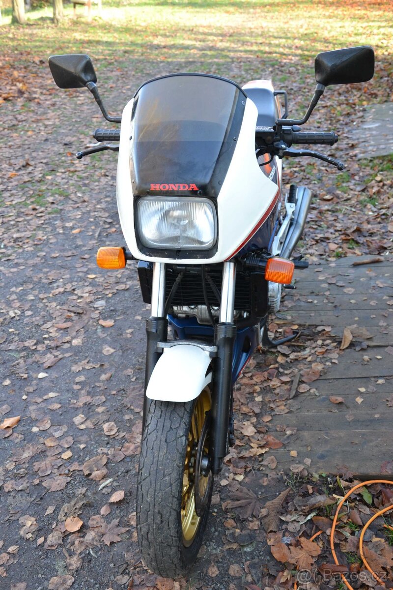 Honda VF 750F – RC15 - 17