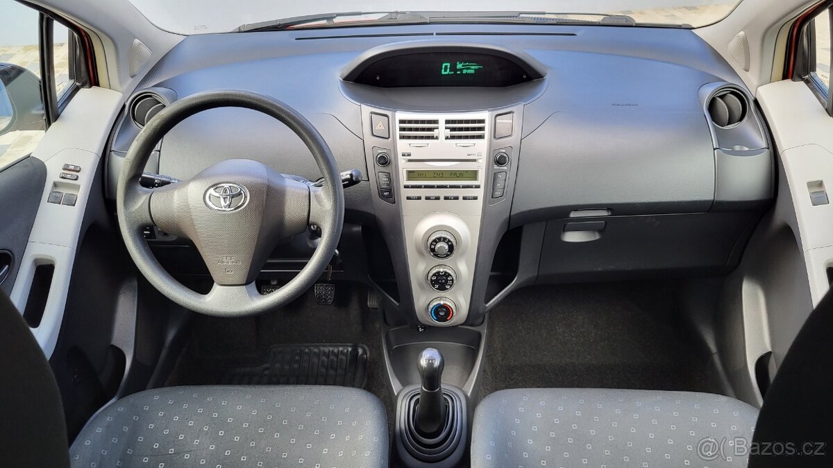 Toyota Yaris 1,0i - 51kw. HEZKÝ STAV - 1 MAJITEL. EURO 4 - 17