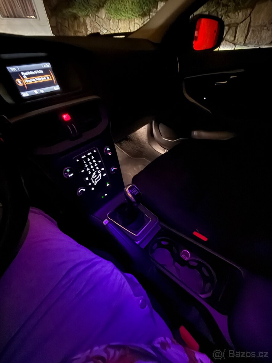 Volvo V40 T2 88kw 1.6 benzín manuál - 17