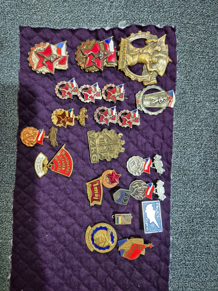 Sbírka odznaků a vyznamenání cca 2100ks - 17