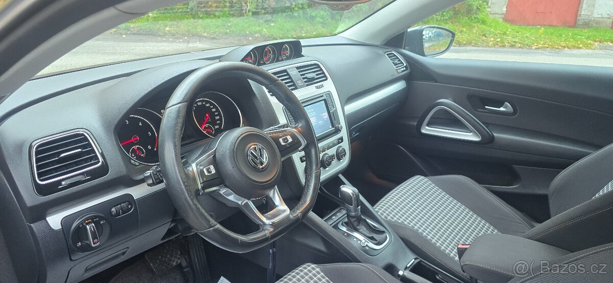 VW Sicirocco 2.0 TDI 110kw Dsg R-line interiér - 17