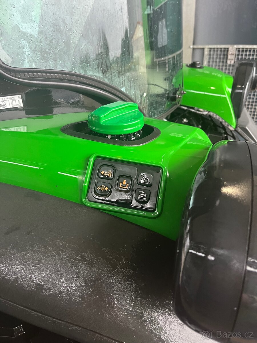 John Deere 4052R - 17