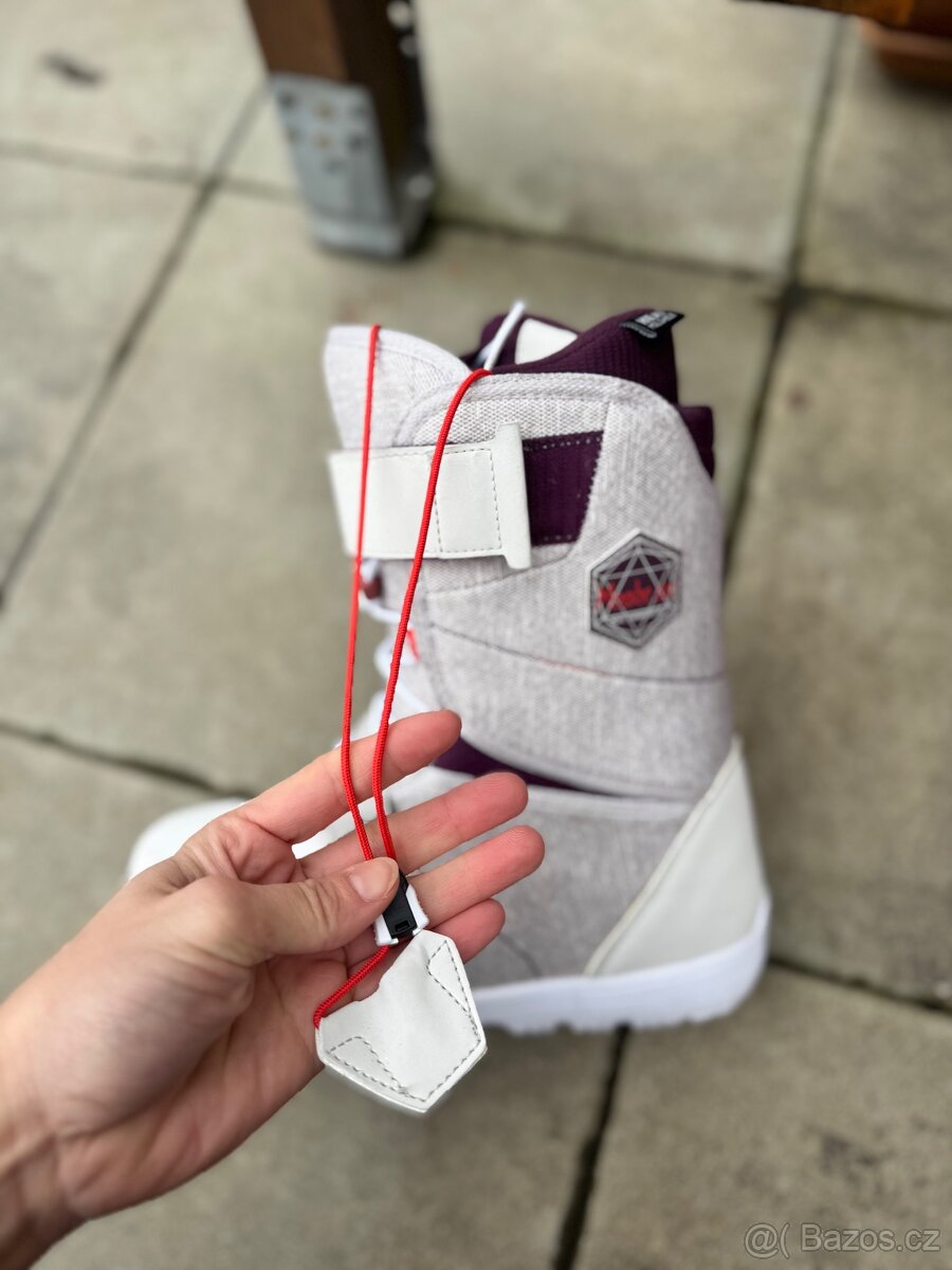 Nový snowboard s vázáním a botami - 17