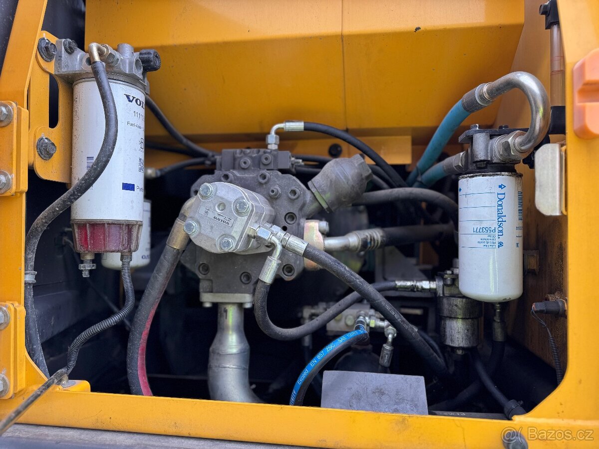 Kolový otočný bagr VOLVO 160C - 17