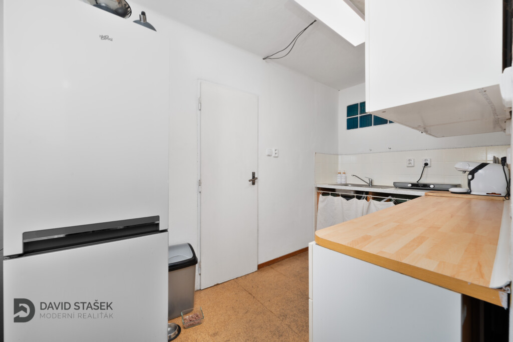 Prodej obrovského domu s různými způsoby využití hned nad Pa - 17