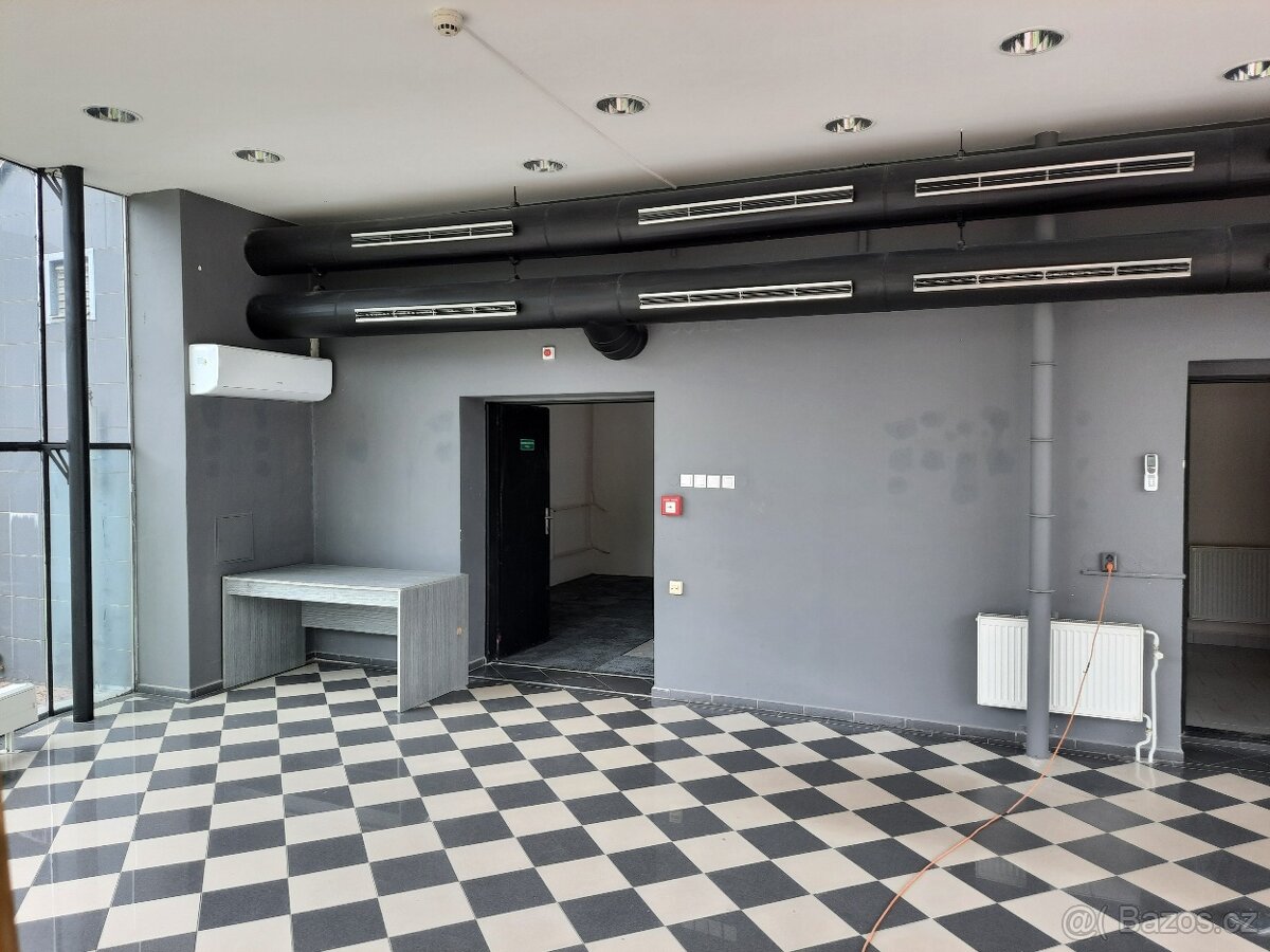 Prosklená prodejna se skladem v Kolíně - 17