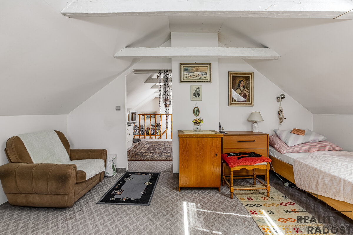 Rodinný dům 5+1 v Úvalech s garáží a nájemníkem - 17