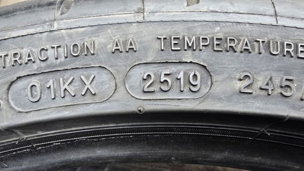 Letní pneu 245/35/20 Michelin - 17