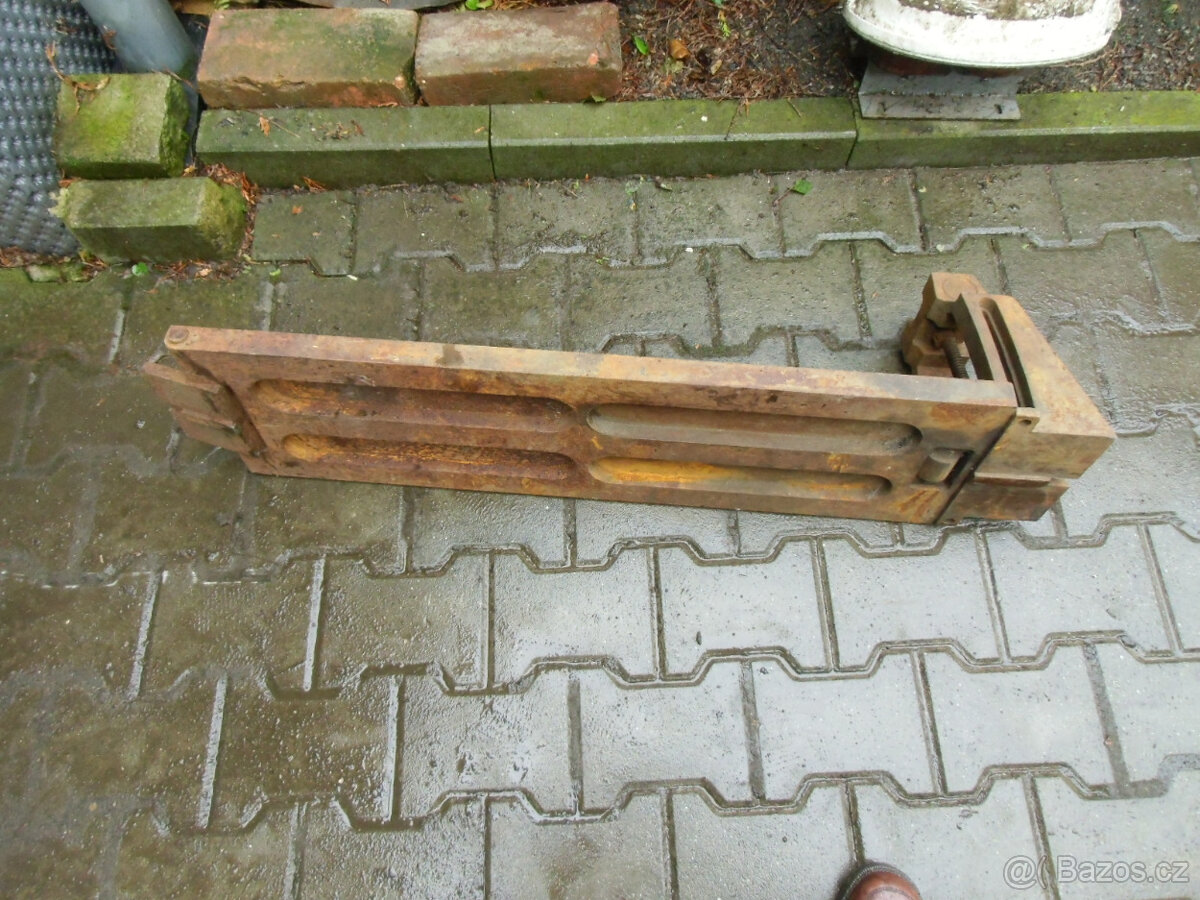 Naklápěcí upínací stůl s drážkami. - 17