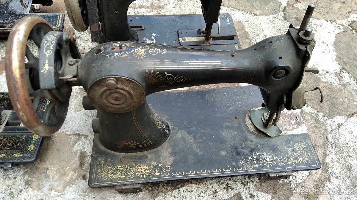 sbírka šicích strojů - 17