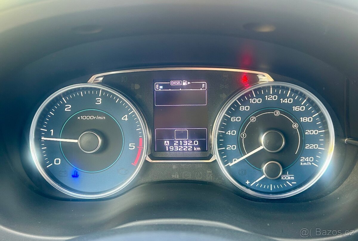 Subaru XV 2.0D 4x4 MANUÁL XENON-KAMERA-VÝHŘEV-SERVISKA-2017 - 17