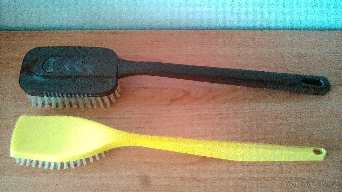 Retro zrcátko, kartáče, hřebínky, natáčky, cest. hyg. taška - 17